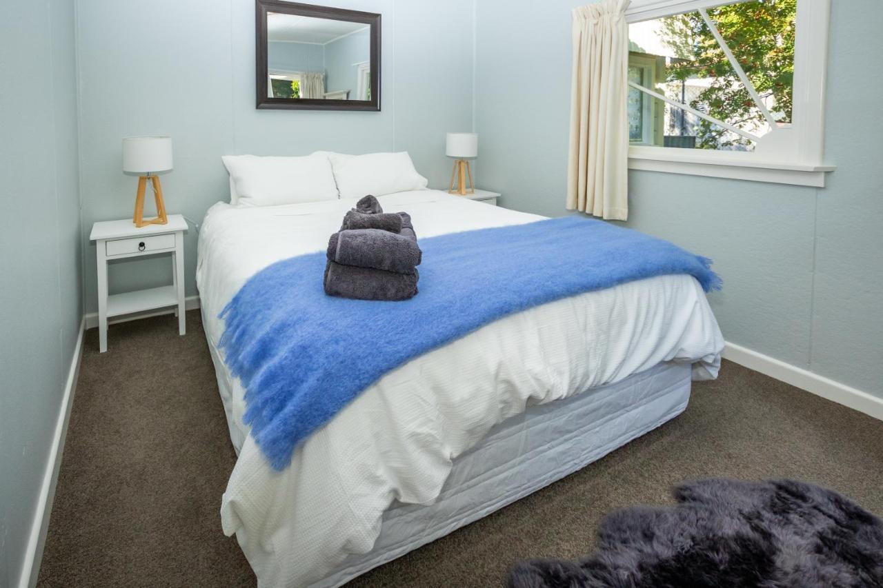 Hop, Skip And Jump To The Lake - Te Anau House Exteriör bild
